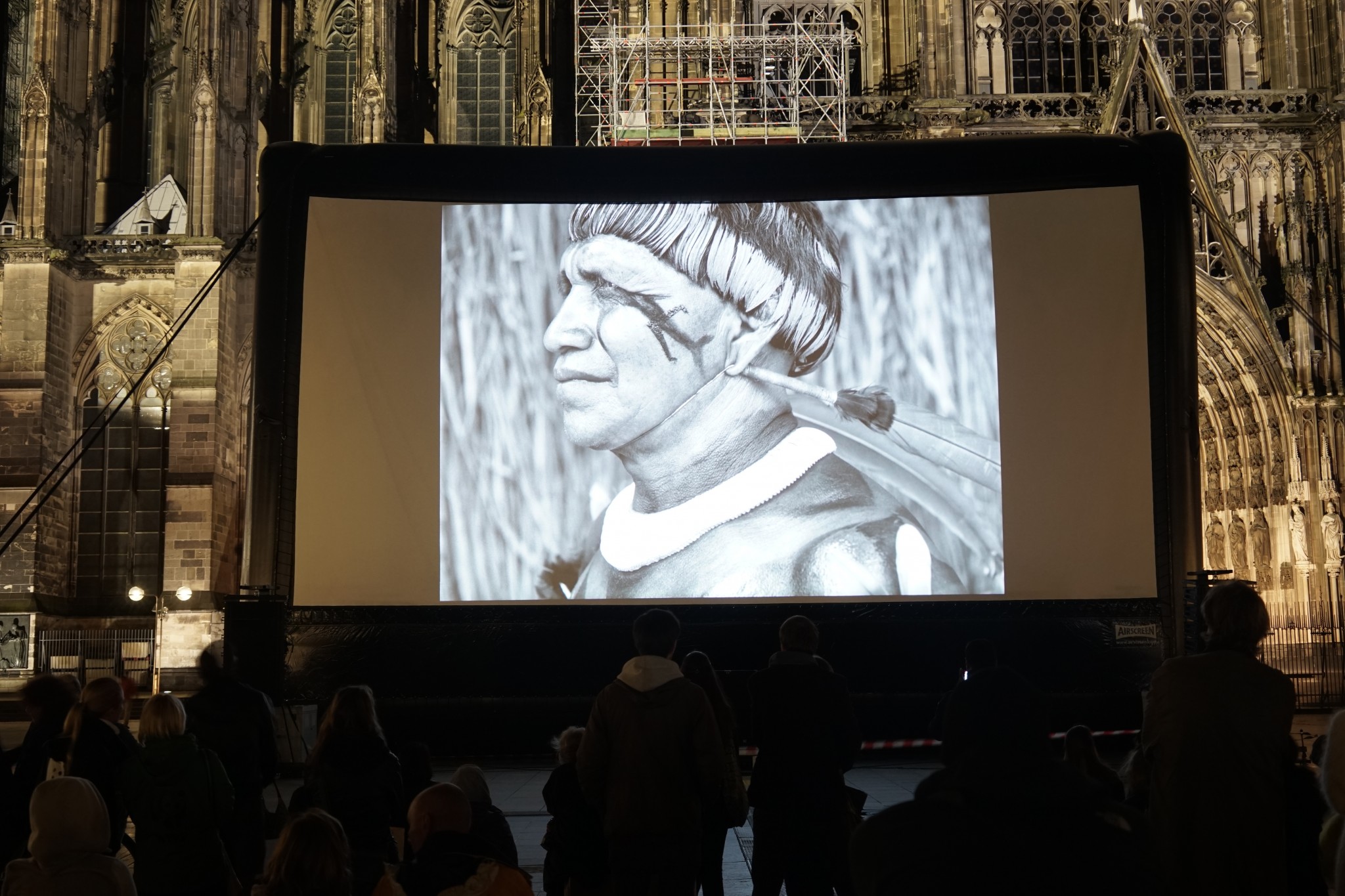 Werkschau von Sebastiao Salgado vor dem Kölner Dom © Robert Günther / WWF