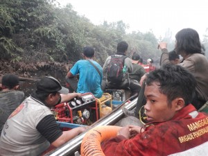 Indonesien, Boot voller Feuerbekämpfungsequipment.