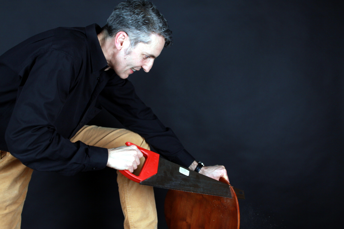 Der Stuhl muss dran glauben, um die Wahrheit über sein Holz zu erzählen © Robert Günther / WWF