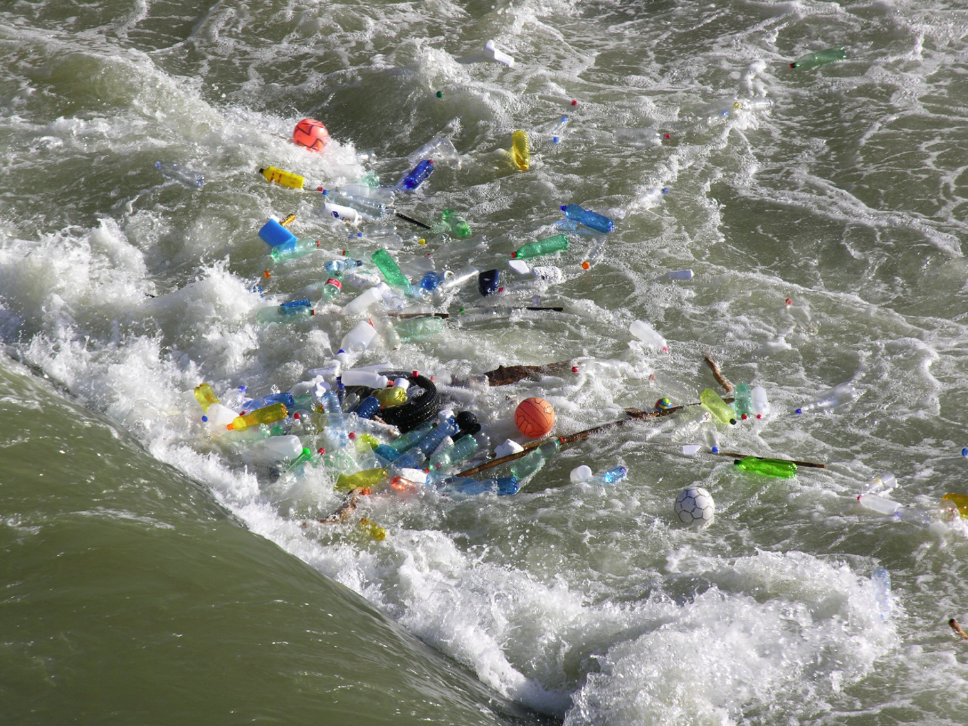 Plastikmüll im Fluss: Flaschen, Plastikteile, Verpackungen, Autoreifen 