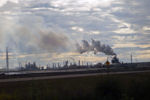 Fabriken und Qualm: Ölsand Produktion bei Fort McMurray