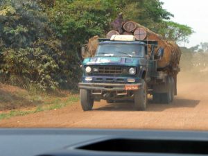 Ein Lastwagen mit Baumstämmen fährt über die Transamazonia durch den Regenwald von Brasilien