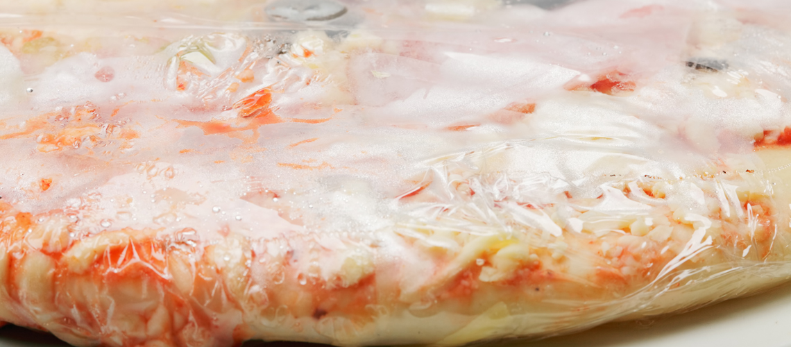 Tierfkühlpizza, noch in der Folie: Ist in unseren Lebensmitteln wirklich drin, was draufsteht? Und welche Folgen haben die Zusatzstoffe?