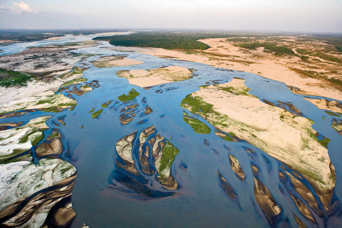 Flussbett Luftaufnahme aus dem Selous Tanzania 