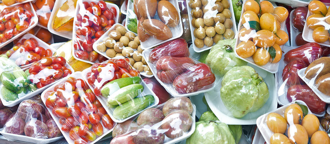 Nicht selten sind Lebensmittel in Plastik verpackt. © iStock / Getty Images