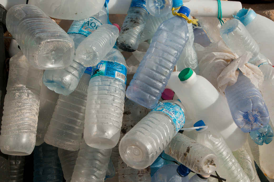 Plastik Flaschen am Strand gesammelt
