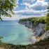 Kreidefelsen und Meer: Die Küste der Insel Rügen. Dahinter stehen Buchenwälder, die UNESCO Weltnaturerbe sind: Die wertvolle Natur, die der WWF in Deutschland schützt, ist natürlich auch sehenswert als Ausflugstipp und Reiseziel.