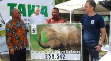 Übergabe unserer Save Selous-Petition an Tansanias Regierung © WWF
