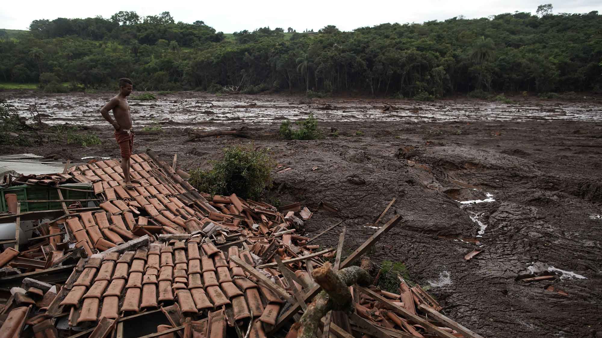 Der Tod kam zum Mittag: Dammbruch in der Erzmine im brasilianischen Brumadinho. © Leo Correa / picture alliance / AP Photo
