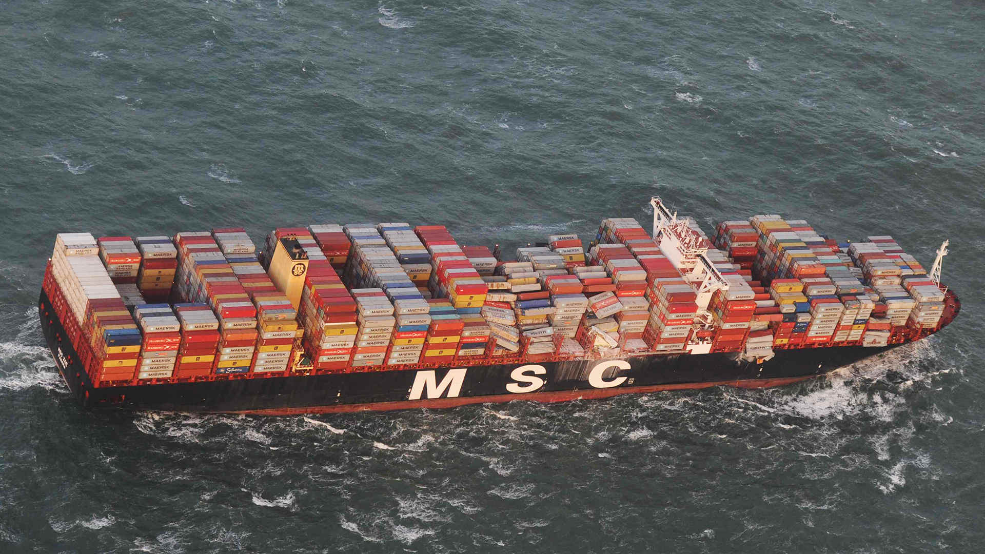 Luftaufnahme zeigt das Containerschiff MSC ZOE, das im Sturm bis zu 270 Container verloren hat.