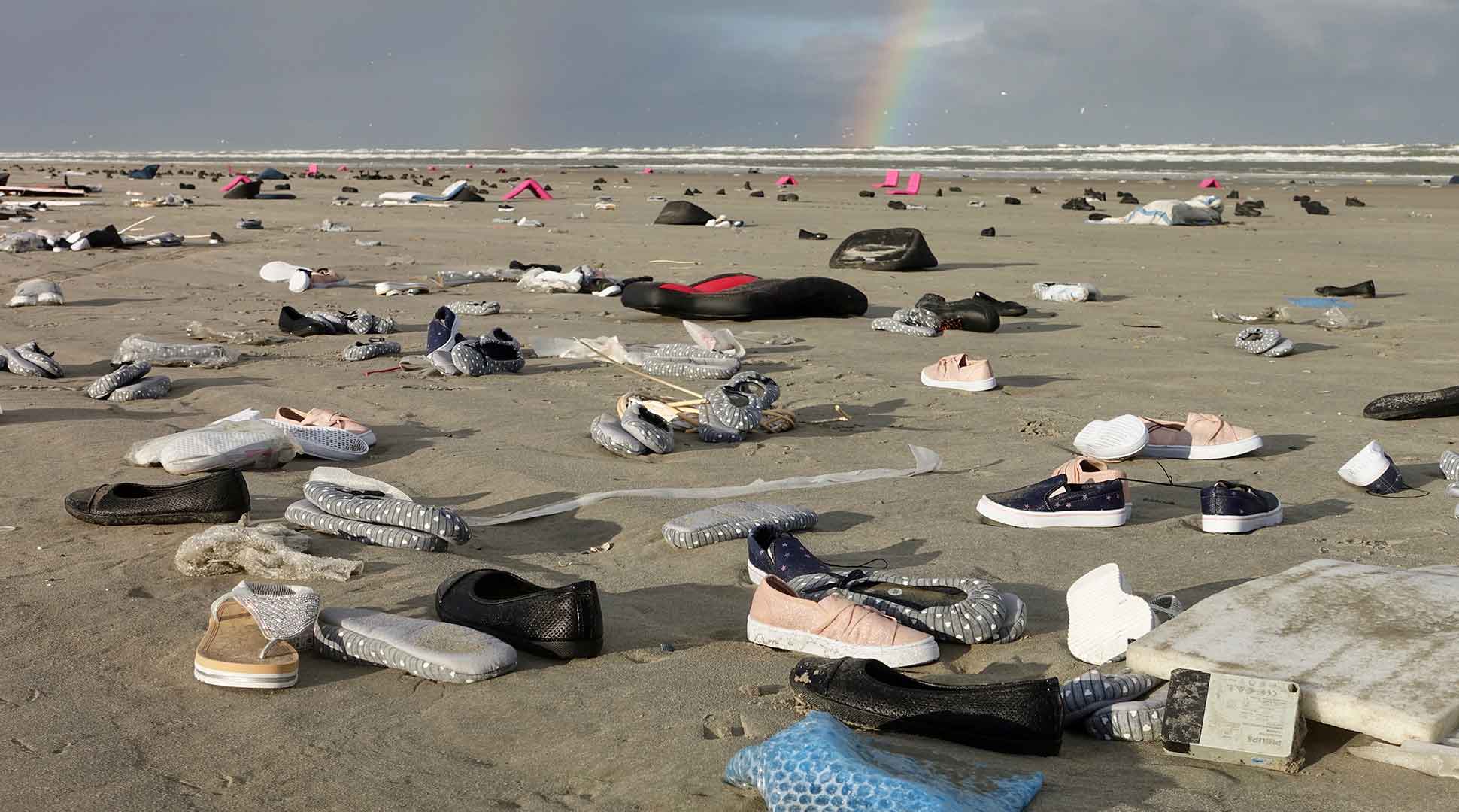 Container Unglück im Wattenmeer: Schuihe und mehr Müll am Strand
