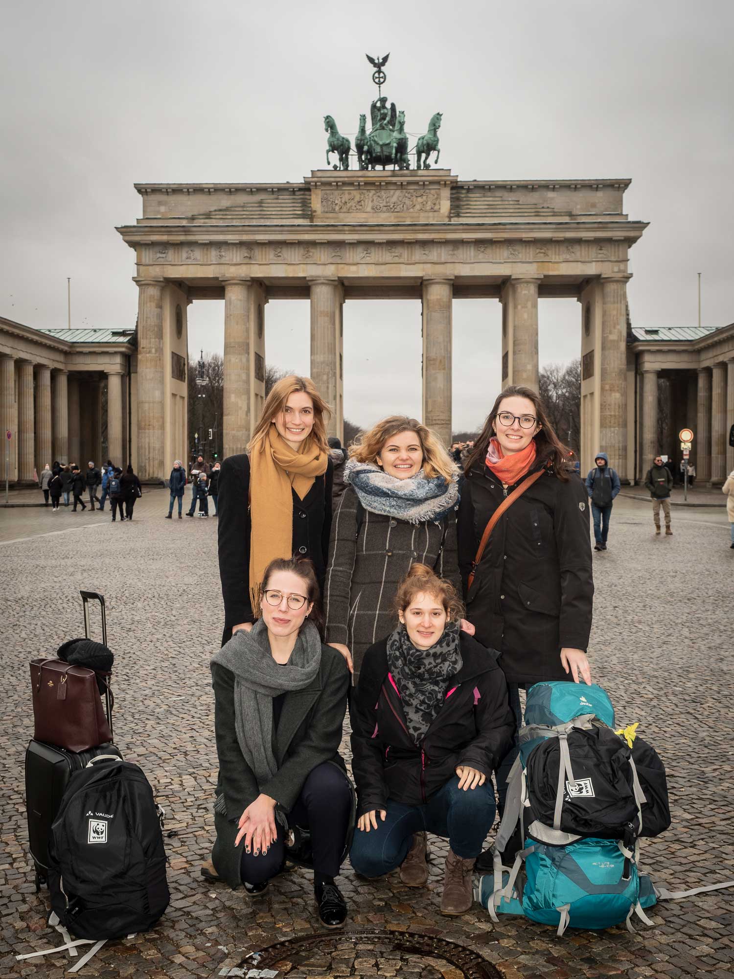 Die fünf neuen Trainees beim Treffen vor dem Brandenburger Tor in Berlin. © Daniel Seiffert