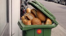 Lebensmittelverschwendung: Brot in der Mülltonne