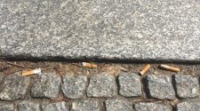 Rauchen und Umwelt: Zigarettenkippen auf dem Gehweg