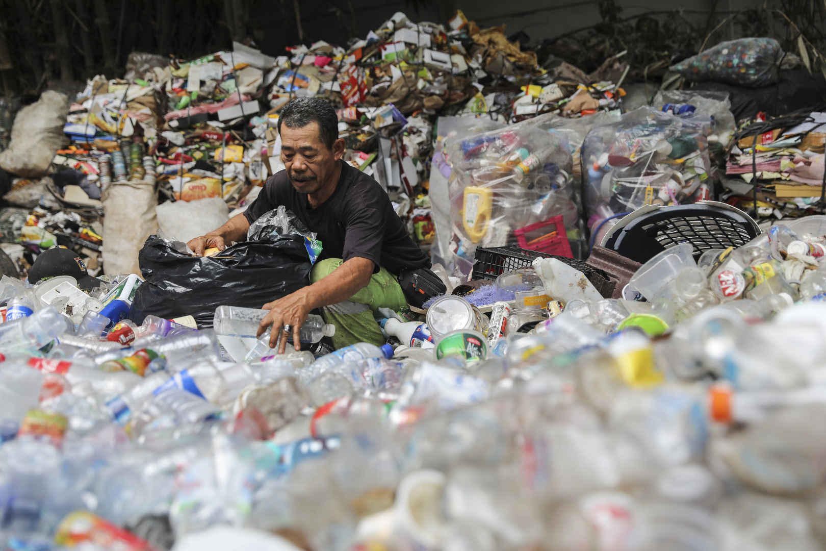 Plastikmüll: Was tun? Sortierung in Indonesien