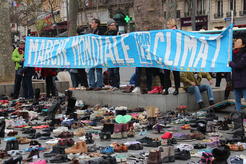 Protestierende Menschen beim Klimamarsch in Paris