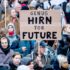 Klimaschutz Friday for Future Demo in Berlin im November 2019. Ältere Mann mit Schild Hirn for future