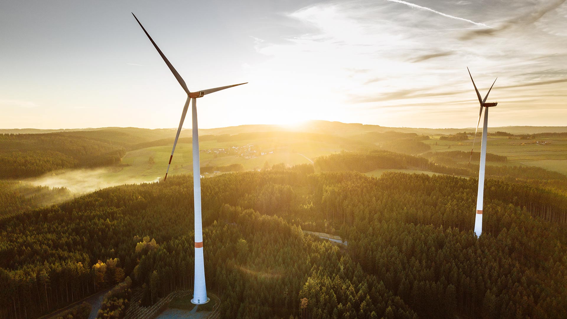 Ausbau der erneuerbaren stockt: Windkraftanlage vor Sonnenuntergang
