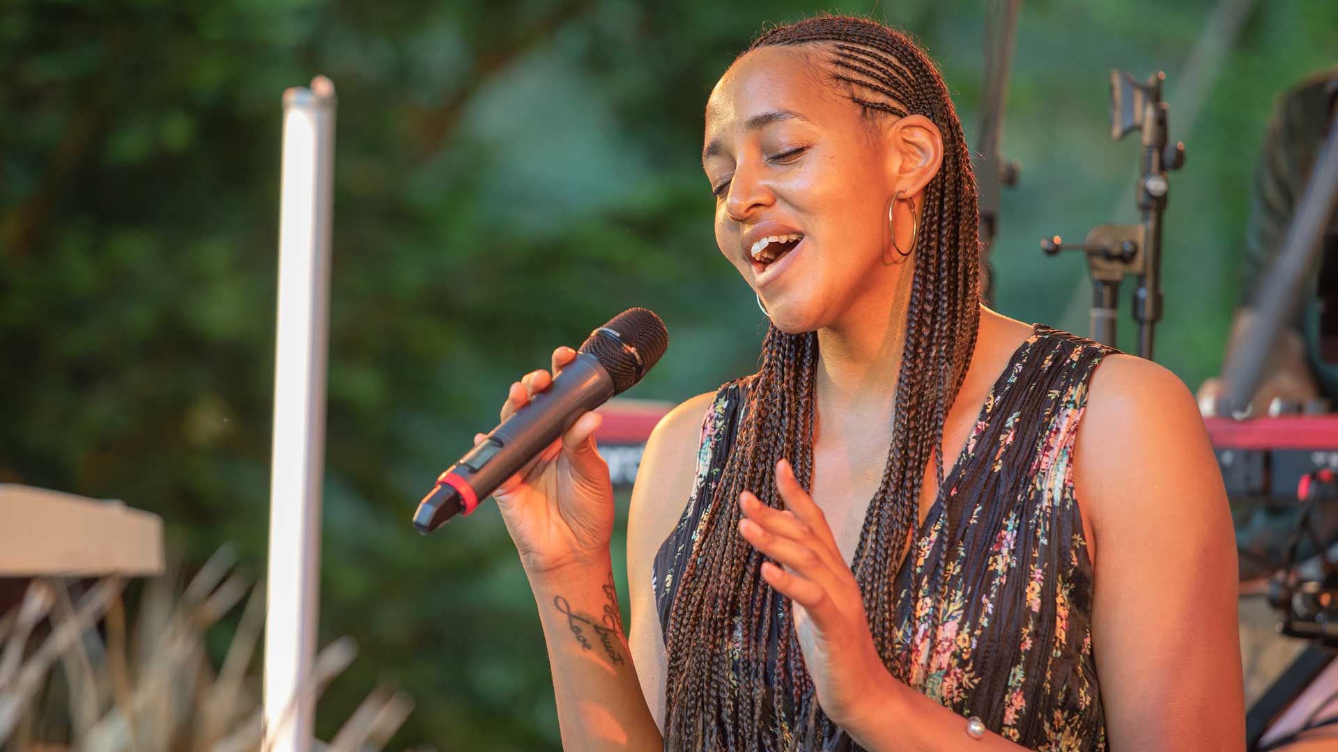 Weltwald: Cassandra Steen bei WWF Waldkonzert Flora Musica im Juni 2021 in Eberswalde. 