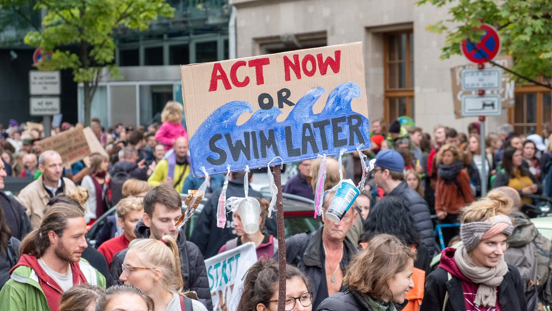Klimademo mit dem Schild Act Now or swim later