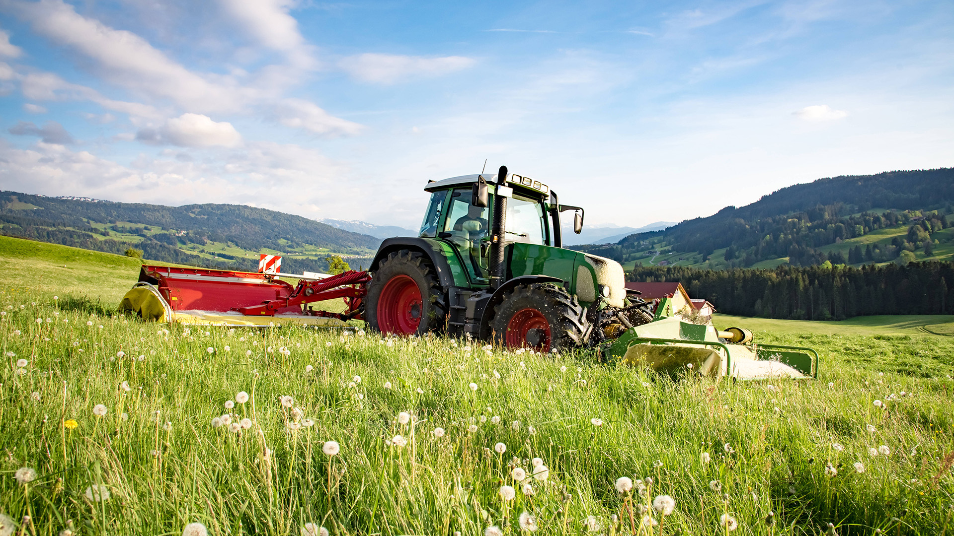 Landwirtschaft für Artenvielfalt: Traktor bei der Mahd