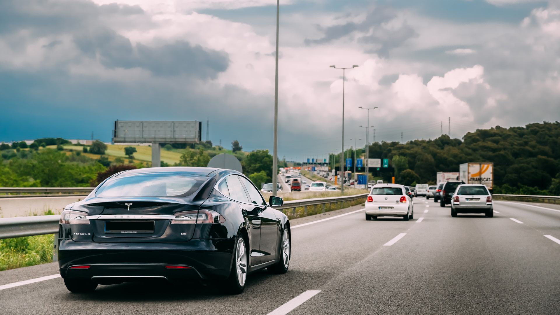 Elektro-Auto-Autobahn-1041287870-1920-c-Ryhor-Bruyeu-iStock-Getty-Images