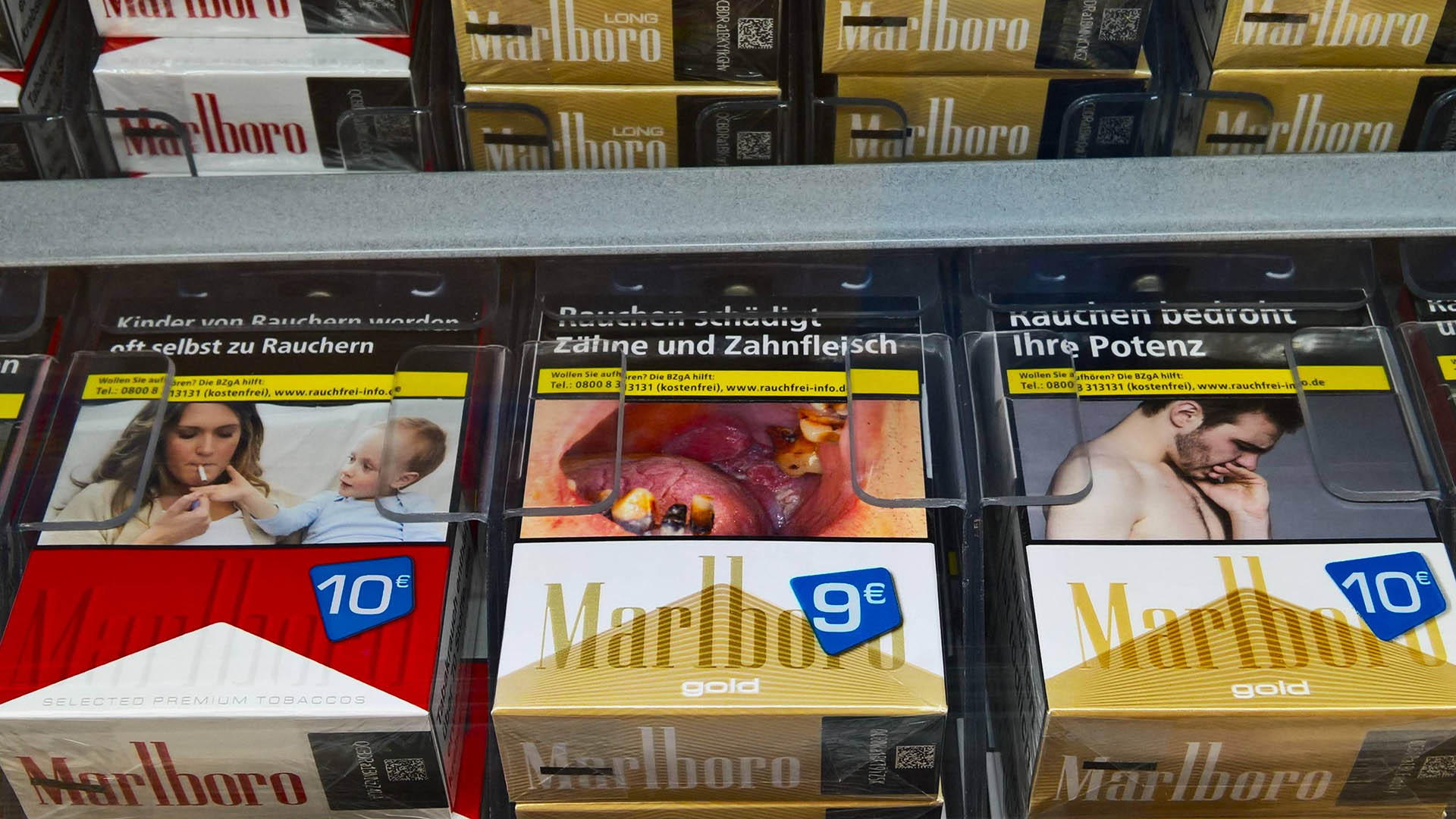 Marlboro Gold - Zigaretten, Tabakwaren im Supermarkt an der Kasse. Zigarettenschachtel zum Preis von 9 bzw 10 Euro *** Marlboro Gold cigarettes, tobacco products in the supermarket at the checkout cigarette box at the price of 9 or 10 euros